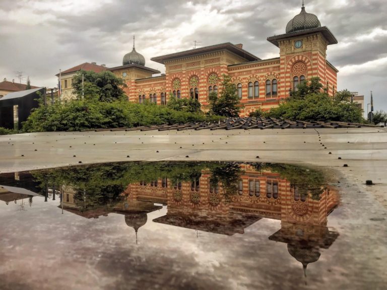 Vijećnica u Brčkom, bh. blago u pseudomaurskom maniru