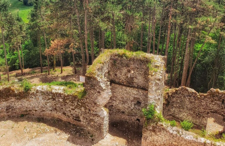 Historija i ruševine tvrđave Podzvizd