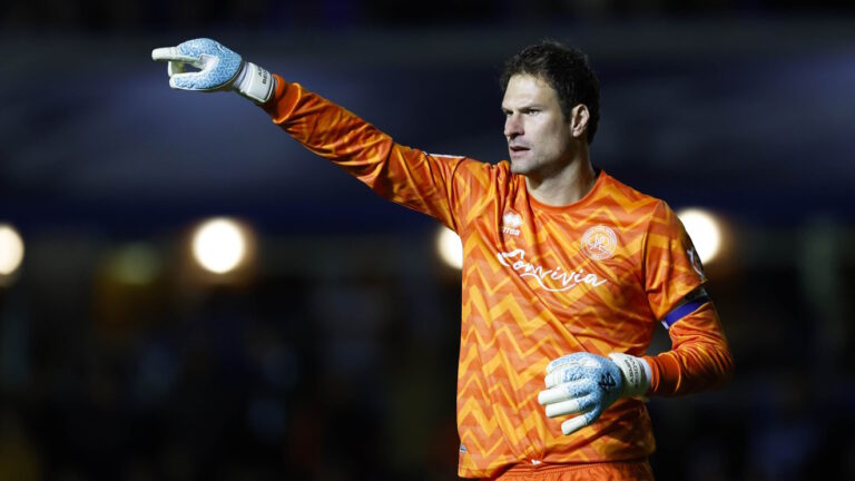 Asmir Begović bi se mogao vratiti u Premiership, trenutno je na meti Newcastlea